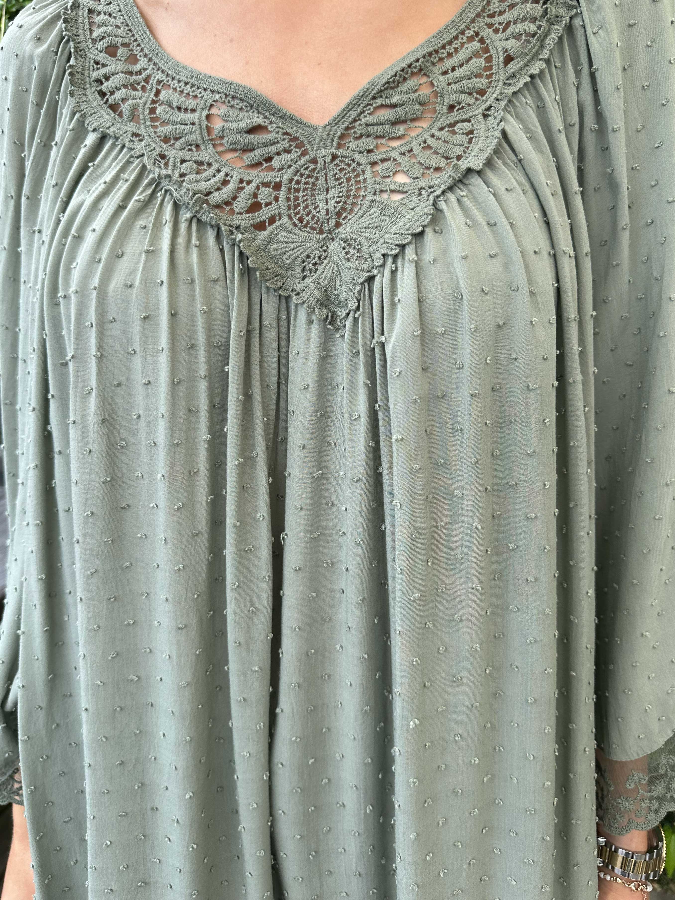 Benedicte - Söt tunika med broderade detaljer och spets - Black